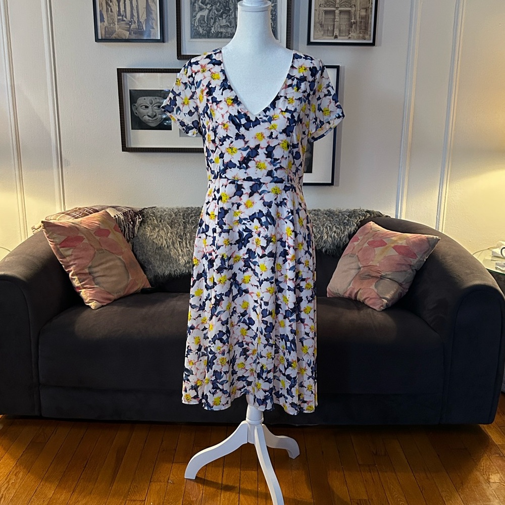 Elorie Floral V-neck Dress Sz M